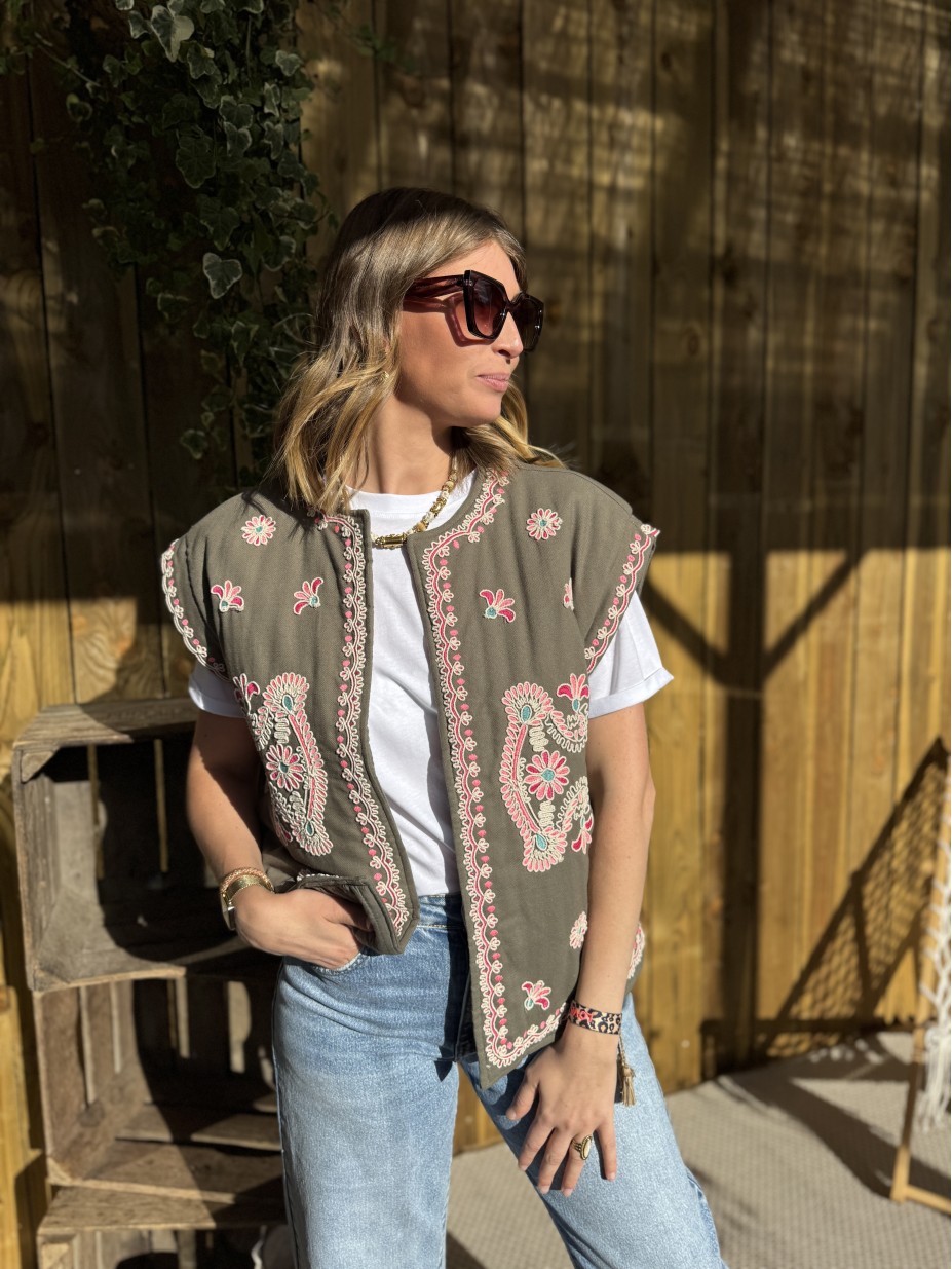 VESTE SANS MANCHES MATELASSEE INDIA KAKI BRODERIE VESTE SANS MANCHES MATELASSEE INDIA KAKI BRODERIE