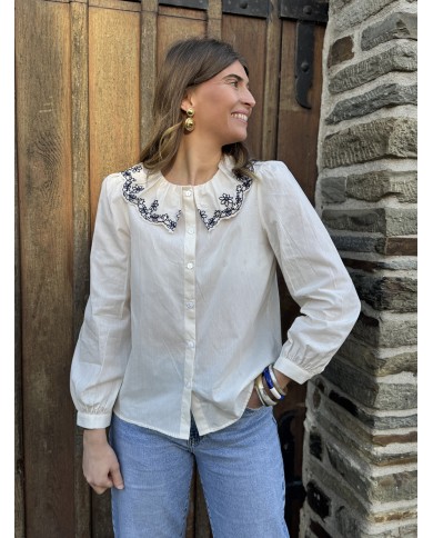 blouse carla ecru col claudine broderie bleu