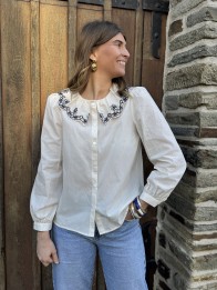 blouse carla ecru col claudine broderie bleu